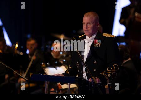 Le major Randy Bartel, commandant de l'USAREUR Band & Chorus, adresse à l'auditoire au cours de la maison de concert à Strasbourg, France. Banque D'Images