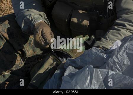 Un U.S. Marine avec 2e Bataillon de Reconnaissance (2e Recon), 2ème Division de marines, packs son parachute après une mission Profil Ouverture faible à haute altitude (HALO) sautez à bord Marine Corps Camp périphériques Davis, N.C., le 11 décembre 2018. 2e Recon Marines formés aux côtés des marines militaires brésiliens au cours des opérations de chute libre pour renforcer la relation et accroître l'interopérabilité entre les pays partenaires. Banque D'Images