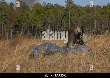 Un U.S. Marine avec 2e Bataillon de Reconnaissance (2e Recon), 2ème Division de marines, packs son parachute après une mission Profil Ouverture faible à haute altitude (HALO) sautez à bord Marine Corps Camp périphériques Davis, N.C., le 11 décembre 2018. 2e Recon Marines formés aux côtés des marines militaires brésiliens au cours des opérations de chute libre pour renforcer la relation et accroître l'interopérabilité entre les pays partenaires. Banque D'Images