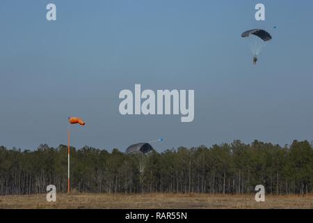 Les Marines américains avec 2e Bataillon de Reconnaissance (2e Recon), 2ème Division de marines, glisse vers le bas lors d'une mission profil bas Haute Altitude Ouverture (HALO) sautez à bord Marine Corps Camp périphériques Davis, N.C., le 11 décembre 2018. 2e Recon Marines formés aux côtés des marines militaires brésiliens au cours des opérations de chute libre pour renforcer la relation et accroître l'interopérabilité entre les pays partenaires. Banque D'Images