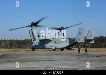 Les Marines américains avec 2e Division de marines s'écarter d'un MV-22 Osprey des marines à bord champ Périphériques Camp Davis, N.C., le 11 décembre 2018. 2e Bataillon de Reconnaissance des Marines formés aux côtés des marines militaires brésiliens au cours des opérations de chute libre pour renforcer la relation et accroître l'interopérabilité entre les pays partenaires. Banque D'Images