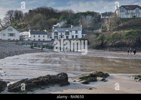 Vue sur le Swan Inn pris de Little Haven beach, Pembrokeshire, Pays de Galles en hiver. Banque D'Images