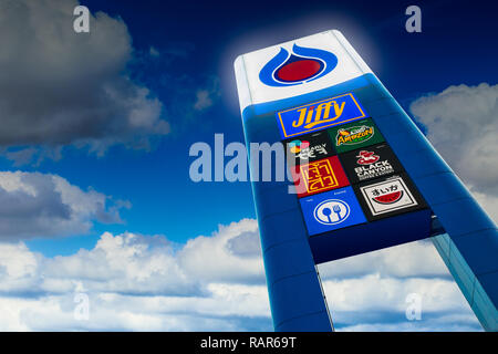 Station de gaz PTT avec concept 'Vie' Station PTT logo bannière signe avec sky, PTT Public Company Limited est la plus grande entreprise pétrochimique en Thaïlande.19 Banque D'Images