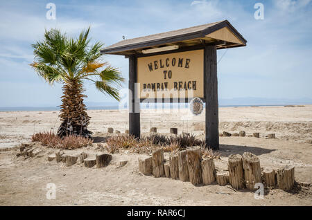 16 mai 2018 - Bombay Beach, CA : Un panneau accueille les visiteurs à Bombay Beach, une ville abandonnée en partie sur les rives de la mer de Salton. Banque D'Images