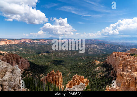 Vaste vue sur les forêts et de red rock en Utah Bryce Canyon National Park, avec ciel bleu Banque D'Images