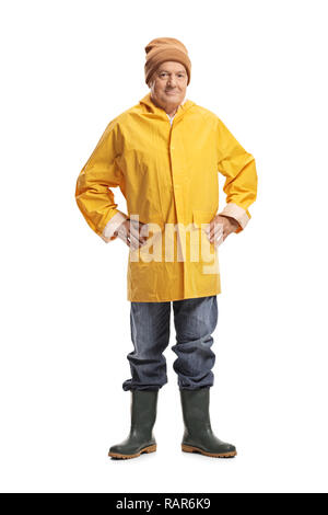 Portrait d'un homme mûr dans un imperméable jaune isolé sur fond blanc Banque D'Images