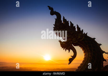 Statue de Naga ou roi des nagas Serpent animal dans la légende Bouddhiste. Banque D'Images