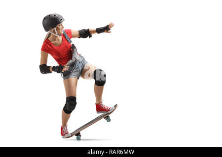 Longueur totale d'un skater girl avec un skateboard et un casque isolé sur fond blanc Banque D'Images