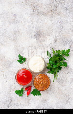 Ensemble de différentes sauces : moutarde, ketchup, mayonnaise sur fond clair. Voir tio Banque D'Images