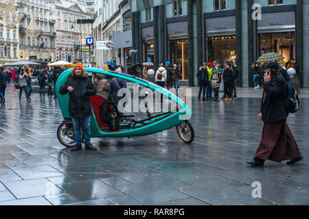 Un vélo taxi cab sur Stephansplatz St Stephens Square un jour de pluie, Vienne Autriche Europe. Banque D'Images