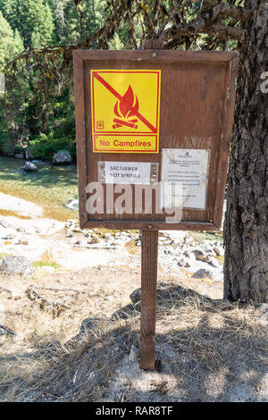 20 juillet 2018 - GRANDJEAN, ID : Sign met en garde les visiteurs de Sacajawea Hot Springs de pas de savon et les feux de camp dans le salon Banque D'Images