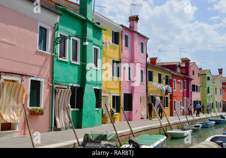 Maisons colorées bordent les canaux sur Burano, une île de la lagune de Venise, Italie. Banque D'Images