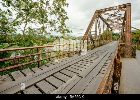 Steel pont sur une rivière au Costa Rica Banque D'Images