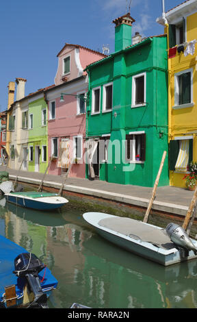 Maisons colorées bordent les canaux sur Burano, une île de la lagune de Venise, Italie. Banque D'Images