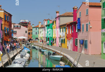 Maisons colorées bordent les canaux sur Burano, une île de la lagune de Venise, Italie. Banque D'Images