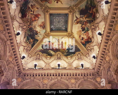 Palais Garnier Opera hall délicat plafond. Baroque suranné, l'opulence, Paris, France. Banque D'Images