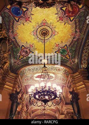 Fabulos lustre suspendu à un plafond dans l'Opéra Palais Garnier. Banque D'Images