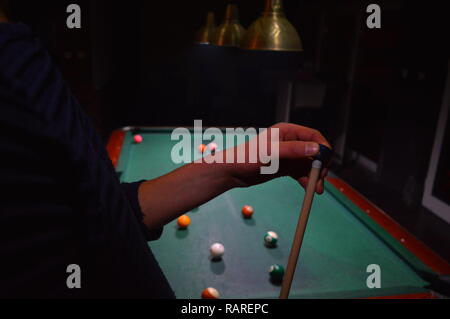 Jeu de billard, personne en jouant au billard et de frapper des balles Banque D'Images