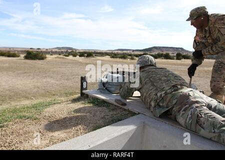 Le Sgt. 1re classe Marcus Wallace, 504e Brigade de renseignement militaire des opérations, efface une arme, le 12 décembre 2018, de Fort Hood, au Texas. Wallace était performante en tant qu'une zone de sécurité et s'assurer de se conformer à des soldats la gamme de règles. Banque D'Images