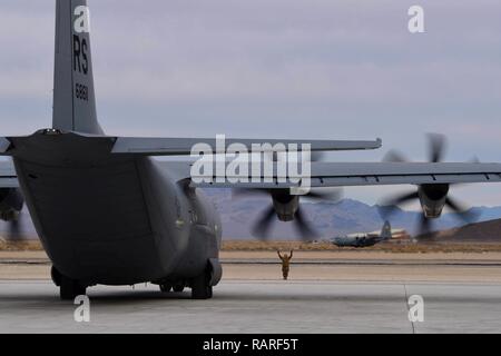 Environ 20 C-130 Hercules décollant de Creech Air Force Base, Nevada, 10 décembre 2018. Les avions étaient à Creech dans le cadre d'entraînement de nuit et deux fois par année pour divers exercices. Banque D'Images