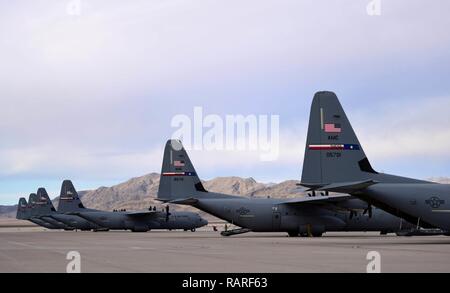 Environ 20 C-130 Hercules décollant de Creech Air Force Base, Nevada, 10 décembre 2018. Les avions étaient à Creech dans le cadre d'entraînement de nuit et deux fois par année pour divers exercices. Banque D'Images