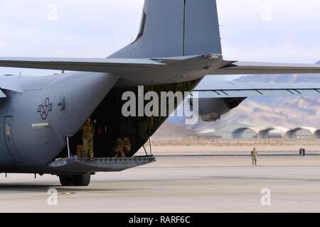 Environ 20 C-130 Hercules décollant de Creech Air Force Base, Nevada, 10 décembre 2018. Les avions étaient à Creech dans le cadre d'entraînement de nuit et deux fois par année pour divers exercices. Banque D'Images