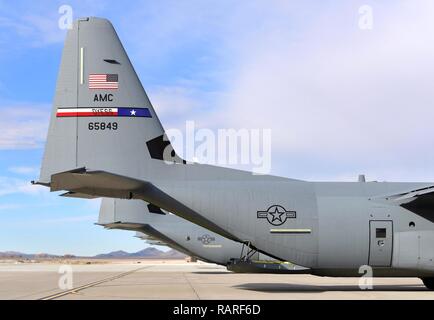 Environ 20 C-130 Hercules décollant de Creech Air Force Base, Nevada, 10 décembre 2018. Les avions étaient à Creech dans le cadre d'entraînement de nuit et deux fois par année pour divers exercices. Banque D'Images