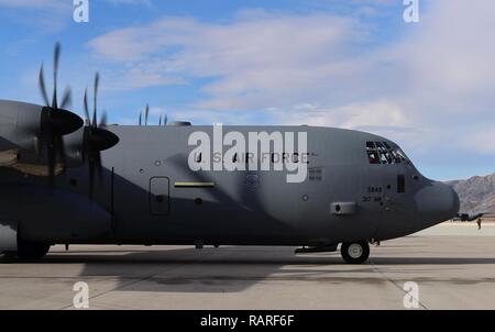 Environ 20 C-130 Hercules décollant de Creech Air Force Base, Nevada, 10 décembre 2018. Les avions étaient à Creech dans le cadre d'entraînement de nuit et deux fois par année pour divers exercices. Banque D'Images