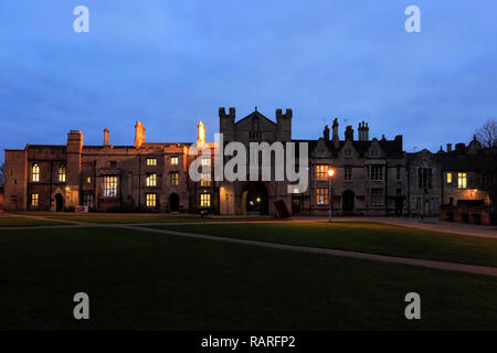 Nuit vue sur les bâtiments de l'enceinte de la cathédrale, la cathédrale de la ville de Peterborough Cambridgeshire, Angleterre ; ; Grande-Bretagne ; UK Banque D'Images