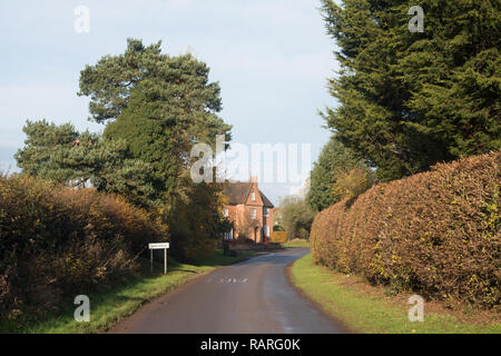 La route et panneau du village à l'entrée de Shelfield, près de Stratford-upon-Avon, Stratford-on-Avon, dans le Warwickshire, Angleterre, Royaume-Uni Banque D'Images