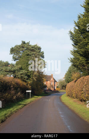 La route et panneau du village à l'entrée de Shelfield, près de Stratford-upon-Avon, Stratford-on-Avon, dans le Warwickshire, Angleterre, Royaume-Uni Banque D'Images