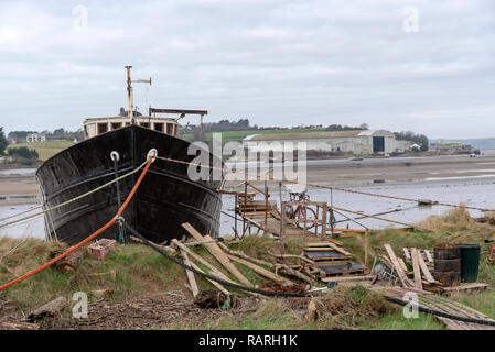 Rivière Torridge, Appledore, Devon, Angleterre, Royaume-Uni. Janvier 2019. Vieux bateau utilisé pour l'habitation avec un fond d'un chantier naval à Appledore Banque D'Images