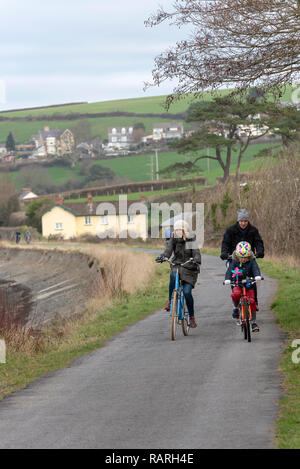 Instow, Devon, Angleterre, Royaume-Uni. Janvier 2019. Circuit à vélo en famille le long du sentier côtier du sud-ouest en hiver. Banque D'Images