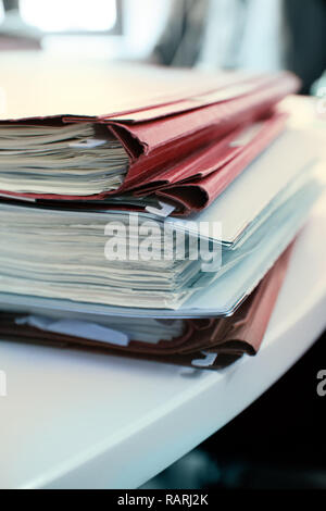 Une pile de documents papier sur un livre blanc 24. Banque D'Images