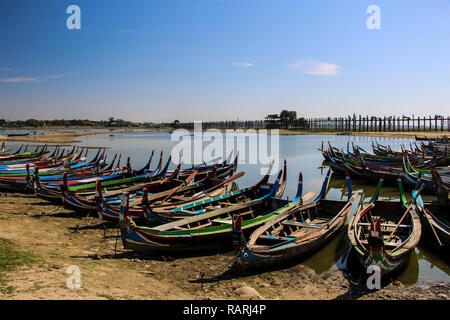 Le bateau local dans le lac Taungthaman près de U Bein Bridge à Amarapura, Myanmar (Birmanie) Banque D'Images