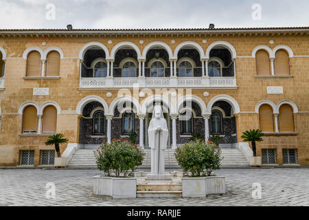 Le palais de l'Évêché, statue, Makarios III, Nicosie, Chypre, République Bischofspalast, statue, Makarios III., Nikosia, Republik Zypern Banque D'Images