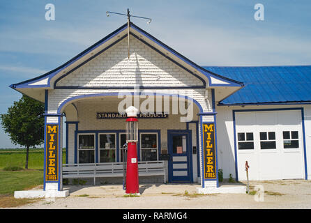 Odell, Illinois, USA - 24 juillet 2009 : l'historique et l'ancien Standard Oil Gas Station sur la célèbre Route 66 dans la région de Odell en Illinois. La station a été buildt Banque D'Images