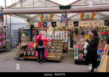 Les gens qui passent par le marché aux fleurs flottant sur le canal 'Singel' à Amsterdam Centre à proximité de l'unttoren «' (la tour), les Pays-Bas Banque D'Images