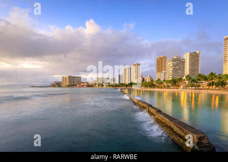 La célèbre plage de Waikiki au coucher du soleil, Oahu, Hawaii Banque D'Images