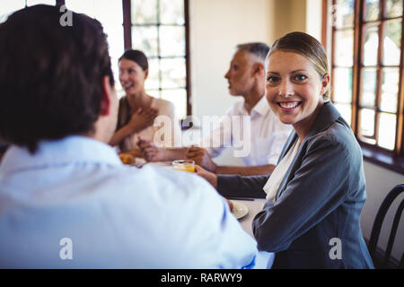 Businesswoman looking at camera in restaurant Banque D'Images