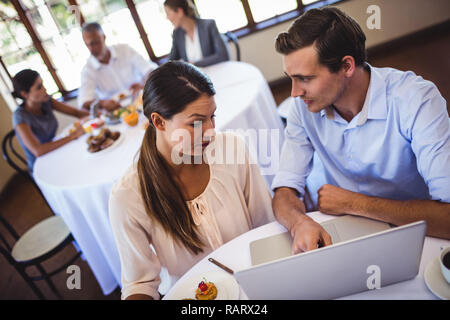 Couple discutant sur laptop Banque D'Images