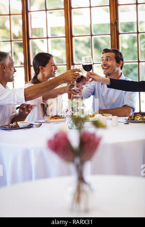 Les gens d'affaires with in restaurant Banque D'Images