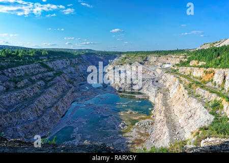 Une grande ancienne carrière d'extraction de dolomie inondé d'eau souterraine à partir de ci-dessus Banque D'Images