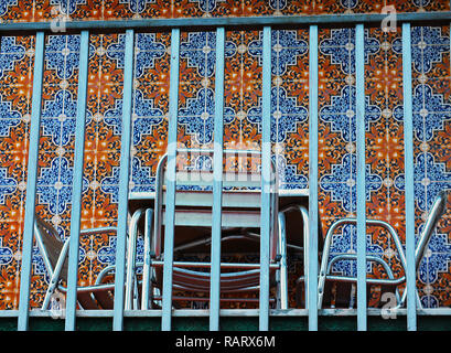 Carreaux Portugais Vintage et les meubles en aluminium capturé sur balcon en Vla Cova de Alva, Centre du Portugal Banque D'Images