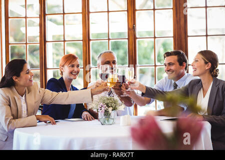Les gens d'affaires with in restaurant Banque D'Images