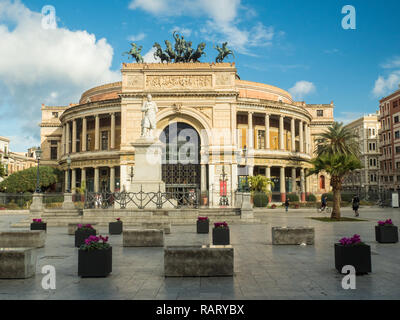 Théâtre Politeama dans Piazza Ruggero Settimo, ville de Palerme, Sicile, Italie. Banque D'Images