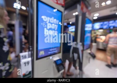 Honolulu, Hawaii - Dec 22, 2018 : arrière-plan flou - l'auto-commande et paiement auto kiosque pour des chaînes de restauration rapide Banque D'Images