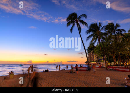 Honolulu, Hawaii - Dec 23, 2018 : la célèbre plage de Waikiki, O'ahu, Hawaii - Image Banque D'Images