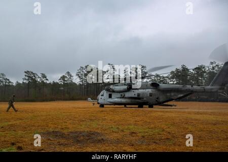 Le pilote d'un CH-53E Super Stallion Helicopter promenades retour à l'hélicoptère après avoir traversé le plan d'une équipe de soutien d'hélicoptères de l'exercice au Camp Lejeune, N.C., le 15 février 2017. Au cours de l'exercice, les Marines préparés et levé un obusier de 155 mm d'une zone d'atterrissage. Les Marines du peloton de soutien d'atterrissage, du bataillon logistique de combat 6 ont participé à la formation. Banque D'Images