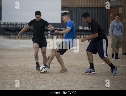 DUQM, Oman (fév. 6, 2017) Les Marines américains et de marins avec la 11e Marine Expeditionary Unit et USS Somerset (LPD 25) Jouer au soccer au cours d'une escale au port de Duqm, Oman, le 6 février. Le service membres variait les jeux par les joueurs de commutation entre les équipes et a tenu un "Marines et marins" match. Les troupes ont aussi participé à d'autres activités récréatives telles que le basket-ball et volley-ball. Banque D'Images